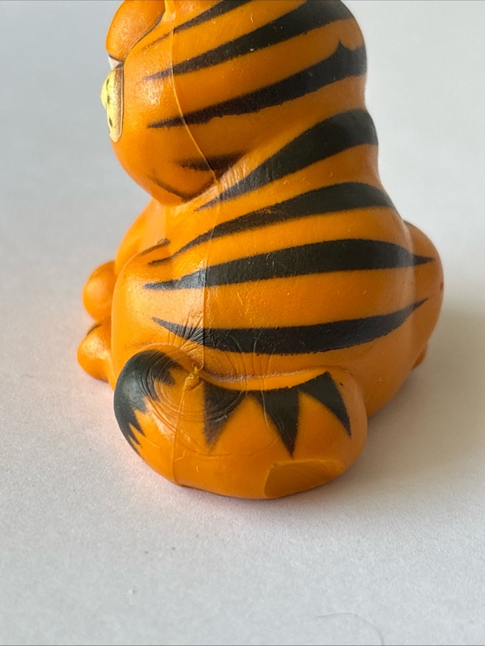 Vintage 1981 Garfield PVC Figure UFS Hong Kong 1.75” Mini Figurine - Picture 8 of 9